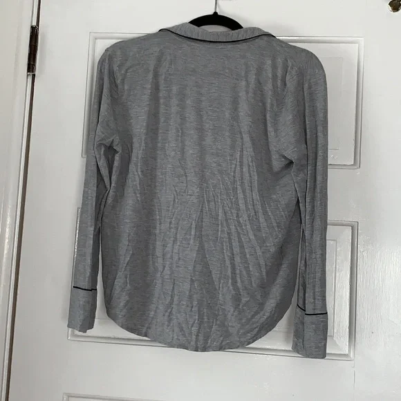 Small SHORT Victoria’s Secret Stretchy button down Pajama top - Picture 2 of 3